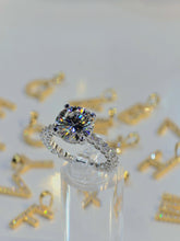 Load image into Gallery viewer, Round Halo Moissanite Ring