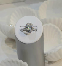 Load image into Gallery viewer, Oval Moissanite Ring