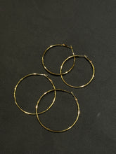 Load image into Gallery viewer, Classic Gold Hoop Earrings