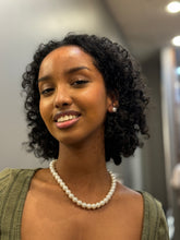 Load image into Gallery viewer, Classic Pearl Necklace