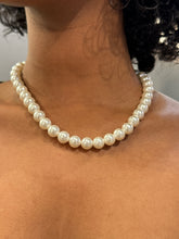 Load image into Gallery viewer, Classic Pearl Necklace