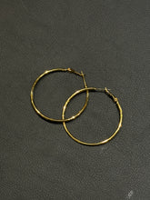 Load image into Gallery viewer, Classic Gold Hoop Earrings