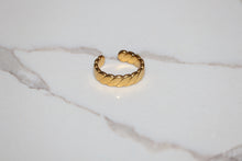 Load image into Gallery viewer, Gold Cassy Ring
