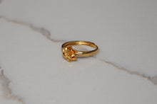 Load image into Gallery viewer, Gold Flower Ring