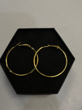 Load image into Gallery viewer, Pretty Gold Hoop Earrings