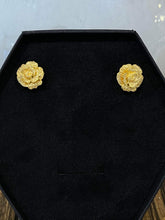 Load image into Gallery viewer, Shimmer Flower Earrings