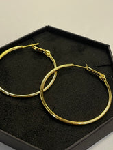 Load image into Gallery viewer, Pretty Gold Hoop Earrings
