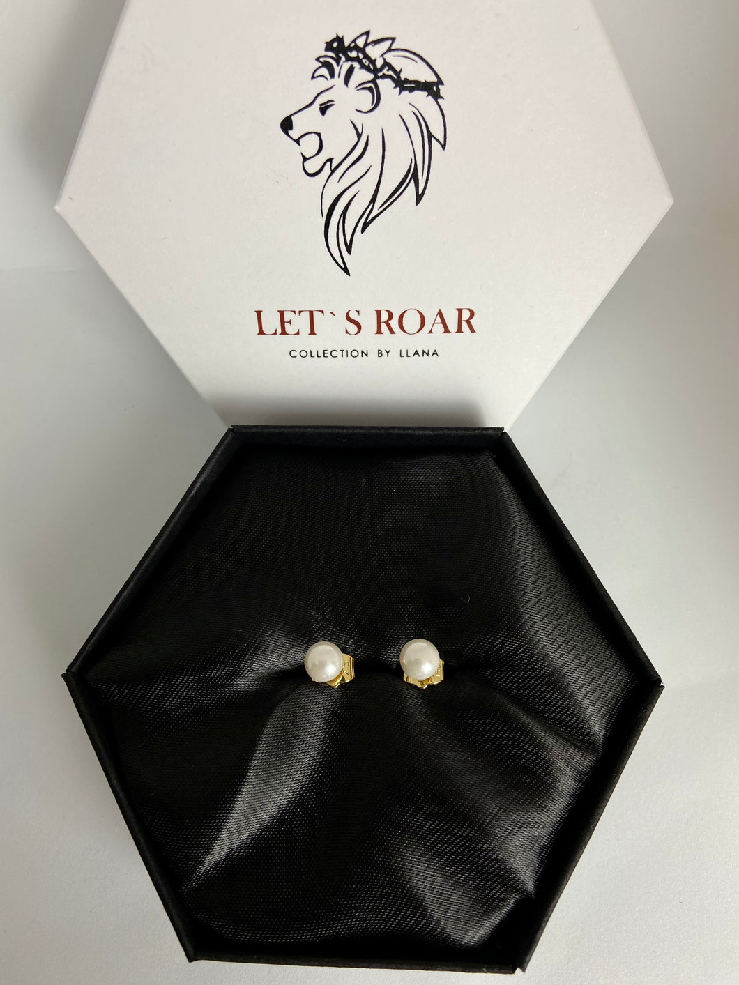 Women's High Quality Mini White Pearl Earrings Online 2022